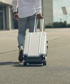 Beste Verkoop ???? Aluminium ???? Handbagage Koffer Mozzel Darrow - Reiskoffer Met Wielen - 35 Liter - Harde Koffer - Zilver ⭐ -Herschel Shop 550x823 14